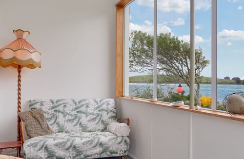 New Haven Hotel | Surat Bay Lodge, Motel and Backpackers