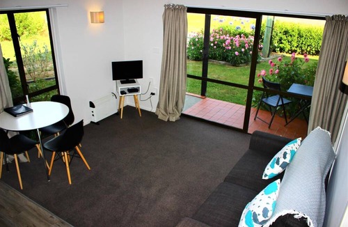 Duvauchelle Hotel | Duvauchelle Seaside Motel