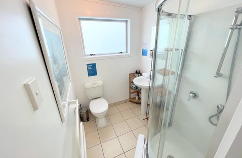 Oneroa Cottage | Tiri Cottage - Seaviews in Oneroa