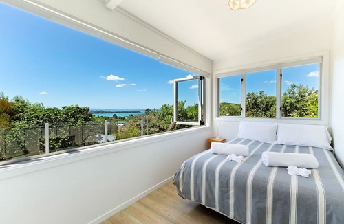 Oneroa Cottage | Tiri Cottage - Seaviews in Oneroa