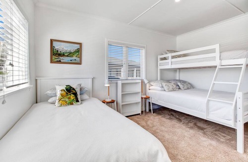 Oneroa Cottage | The Little Blue Bach in Oneroa Village