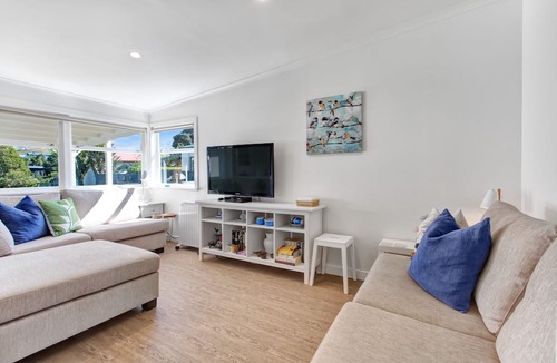 Oneroa Cottage | The Little Blue Bach in Oneroa Village