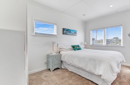 Oneroa Cottage | The Little Blue Bach in Oneroa Village