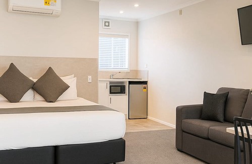 Mangere Hotel | BK's Pioneer Motel