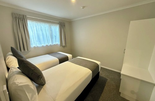 Mangere Hotel | BK's Pioneer Motel