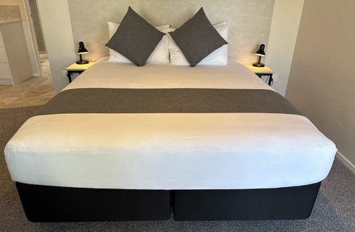 Mangere Hotel | BK's Pioneer Motel