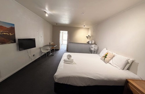 Waipahihi Hotel | Karaka Tree Motel