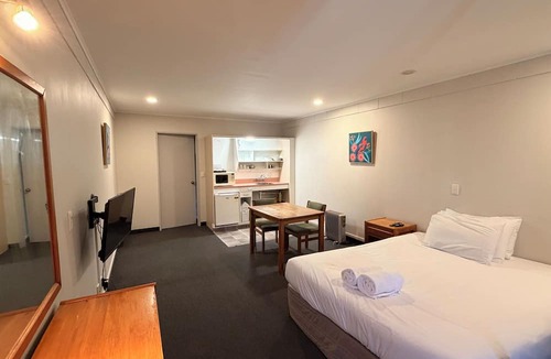 Waipahihi Hotel | Karaka Tree Motel