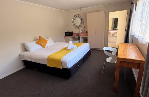Waipahihi Hotel | Karaka Tree Motel