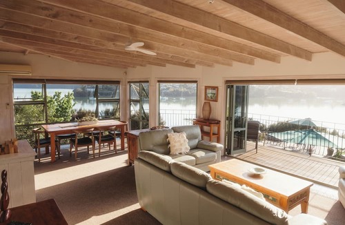 Opua Cabin | Cliff Edge by the Sea