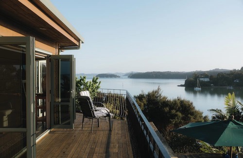 Opua Cabin | Cliff Edge by the Sea