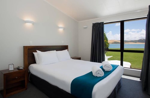 Omapere Hotel | The Sands Hotel