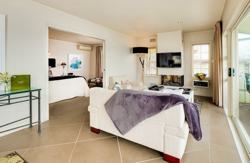 Kawaha Point Cabin | On The Point - Lake Rotorua
