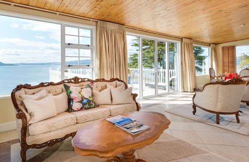 Kawaha Point Cabin | On The Point - Lake Rotorua