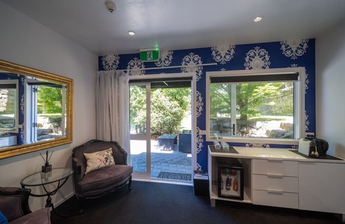 Kawaha Point Cabin | Black Swan Lakeside Boutique Hotel