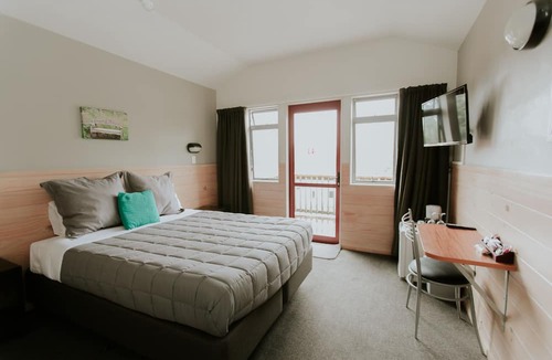 Waitomo Caves Hotel | Waitomo Village Chalets Home of Kiwipaka