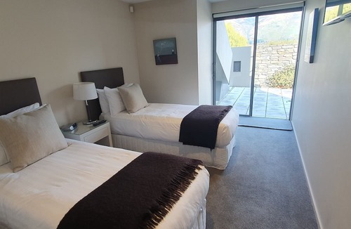 Wanaka Hotel | Lakeshore Springs Apartments