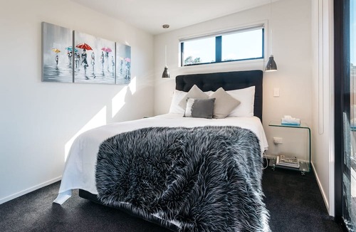 Waiheke Island House | Guest House on Queens