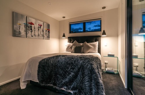 Waiheke Island House | Guest House on Queens