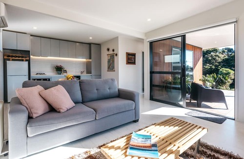 Waiheke Island House | Guest House on Queens