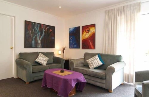 West Melton Cottage | Christchurch City & Country Cottages - Nut Point Cottage