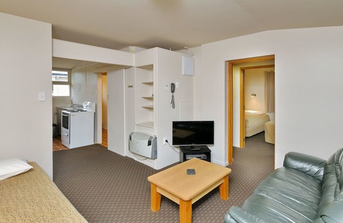 Woodend Hotel | Wayside Motel