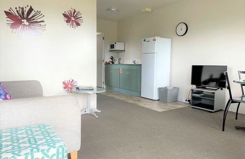 Athenree Hotel | Athenree Hot Springs & Holiday Park