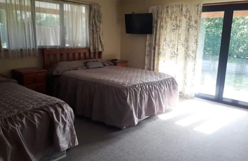 Lake Hawea House | Spacious Lake Hawea Home- 15 Mins from Wanaka