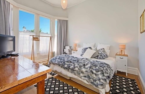 Nelson House | Grove Garden Villa - Beautiful Villa Style House next to the River