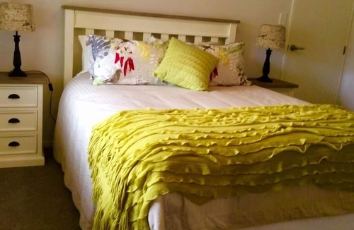 Tauriko Apartment | Sunny modern private apartment near the city