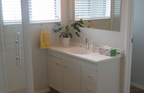 Tauriko Apartment | Sunny modern private apartment near the city