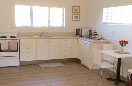 Tauriko Apartment | Sunny modern private apartment near the city
