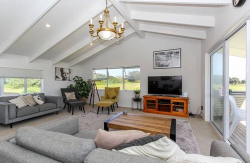 New Plymouth House | Amazing Beach-Side Bach 100m from East End Beach