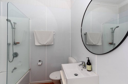 New Plymouth House | Amazing Beach-Side Bach 100m from East End Beach