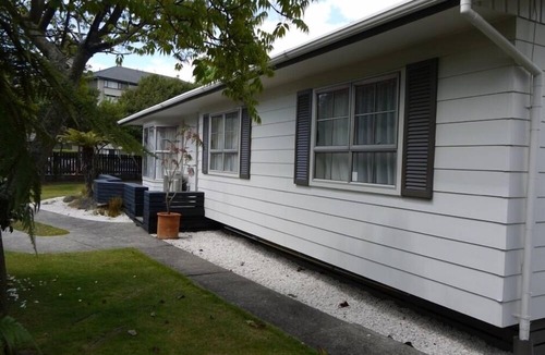 Rotorua House | Central 3 bedroom home, free WIFI + heated swimming pool