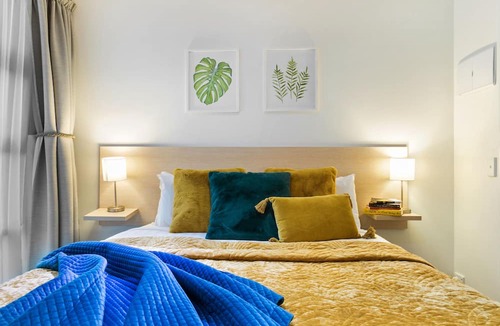Grafton Apartment | Decorated Central City Apt w 2 Bathrooms