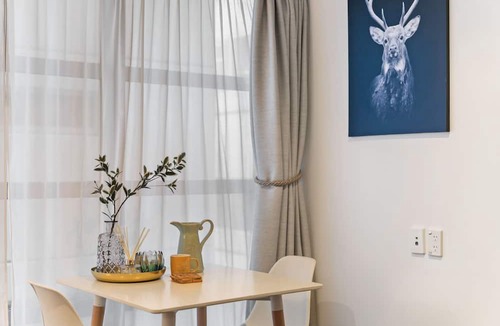 Grafton Apartment | Decorated Central City Apt w 2 Bathrooms