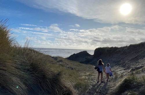 Foxton Beach House | Room for the whole family.and friends.!