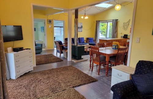 Foxton Beach House | Room for the whole family.and friends.!