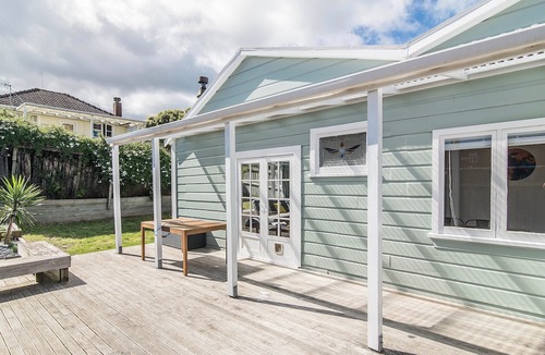Raumati Beach Cottage | Manawa o Raumati - Raumati Beach Holiday Home