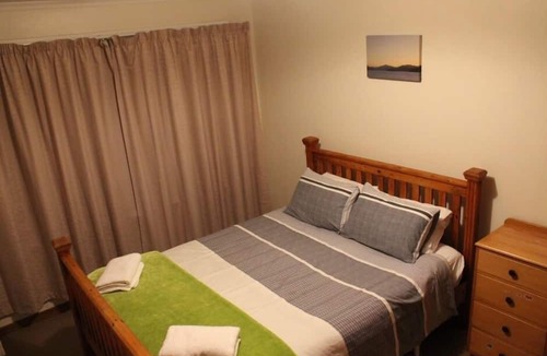 Ashburton House | Meg's Place - Free Wifi Sky TV warm and quiet.
