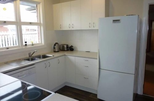 Ashburton House | Meg's Place - Free Wifi Sky TV warm and quiet.