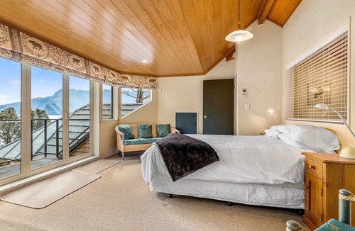 Rototai Cottage | Lakefront Sublime - Lake Rotoiti Holiday Home