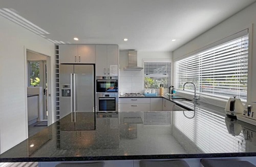 Oneroa House | With a bonus late check-out of 11am