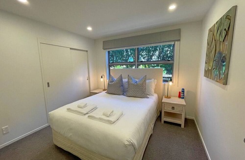 Oneroa House | With a bonus late check-out of 11am