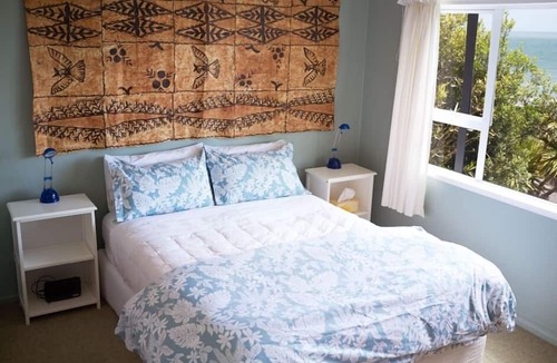 Oakura House | Te Moana - A perfectly situated and homely bach.