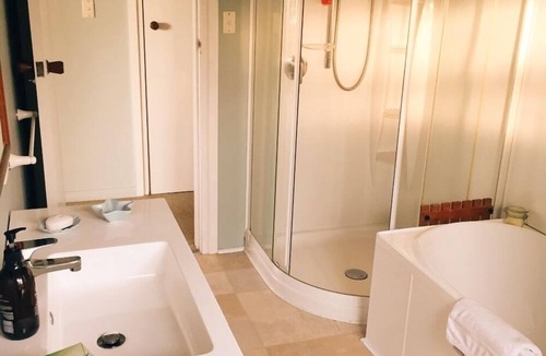 Oakura House | Te Moana - A perfectly situated and homely bach.