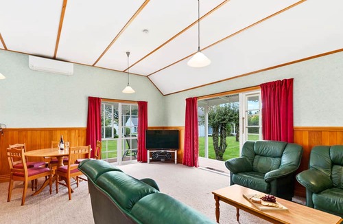 Rangatira Park House | 2 Bedroom Cottage near Huka Falls
