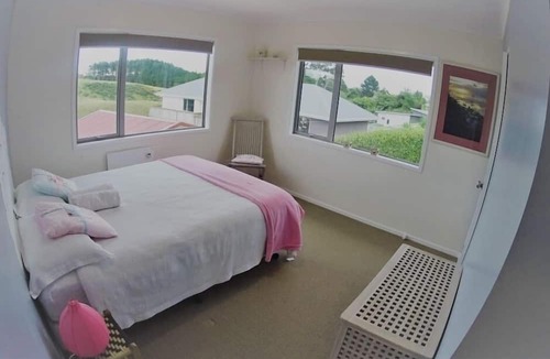 Omata House | Warm Mountain View Modern Home Close to Beach