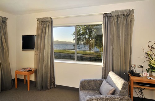 Holdens Bay Hotel | Wai Ora Lakeside Spa Resort